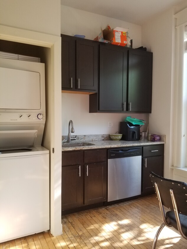 Primary Photo - 2058 W Roscoe St