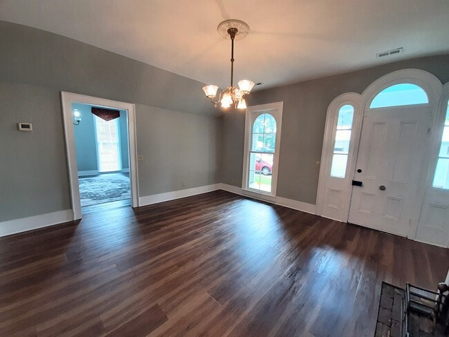 Building Photo - 104 N Cedar St