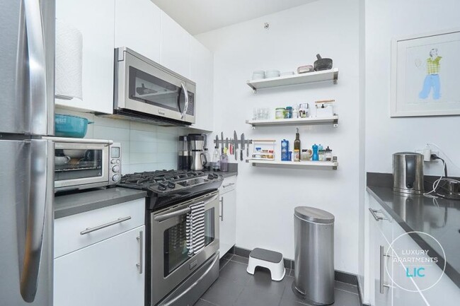 Building Photo - 0 bedroom in LONG ISLAND CITY NY 11109