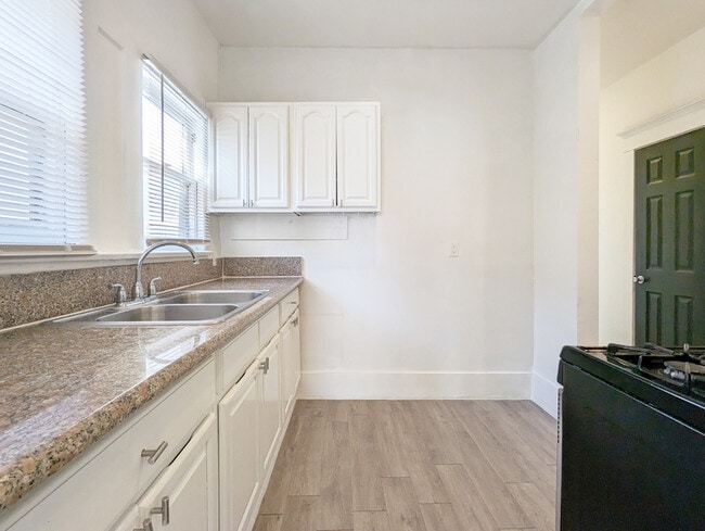 Photo - 435 W 4th St Apartment