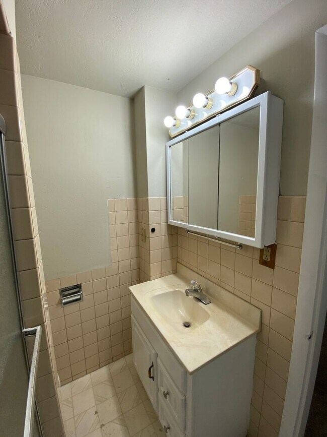 Foto del edificio - 1 Bedroom with 3 stall garage and extra li...