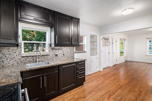 Foto del edificio - Charming Midcentury Gem in Cushing Park