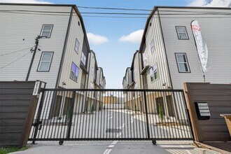 Building Photo - 2109 Marnel Rd