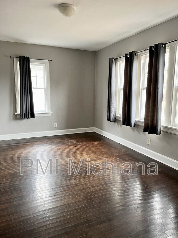 Building Photo - 1142 N Adams St