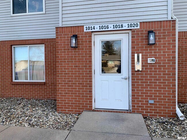 Building Photo - 1000 Edgewater Dr