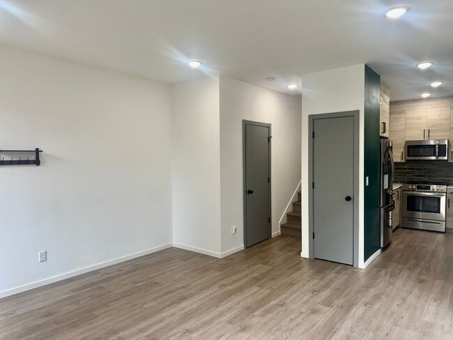 Building Photo - Luxury Townhouse in South Park