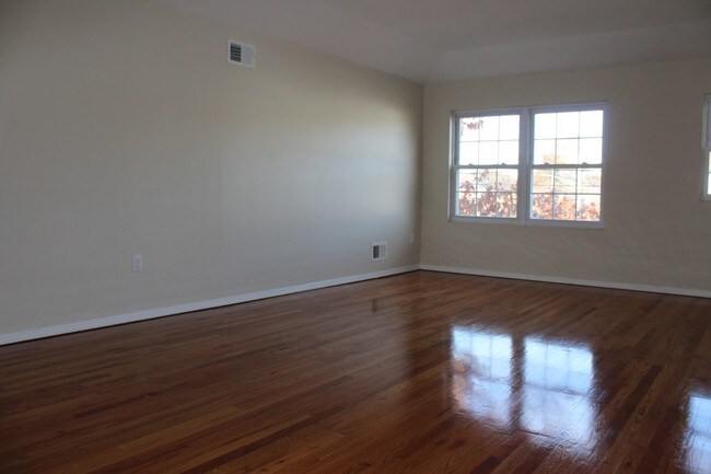 Building Photo - 452A Medina St
