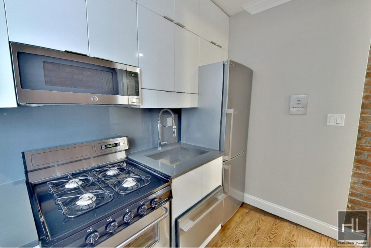 Foto principal - East 100th Street