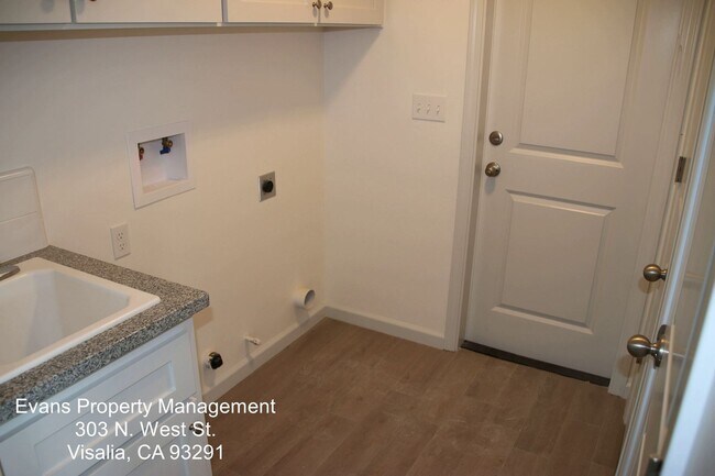 Building Photo - Must see newer home near Scroth park!