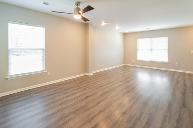 Building Photo - 228 Myrtle Way