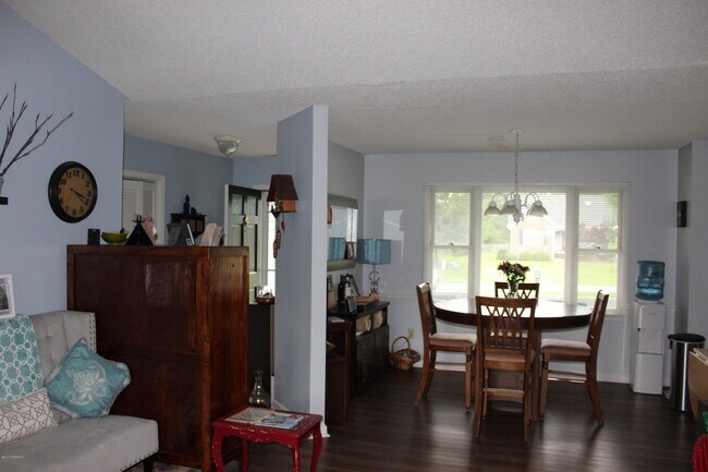 Foto del edificio - 296 River Reach Dr