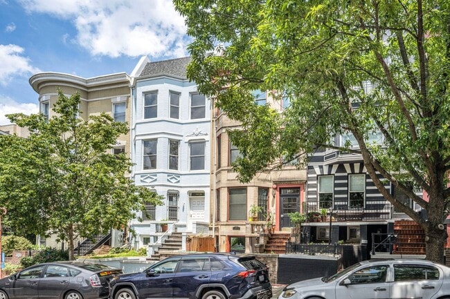 Building Photo - Available now! 2 Bed 2 Bath in Adams Morga...