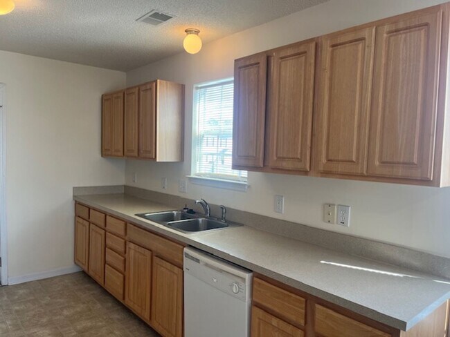 Foto del edificio - Spacious 3-Bedroom Home with Loft & Large Backyard!