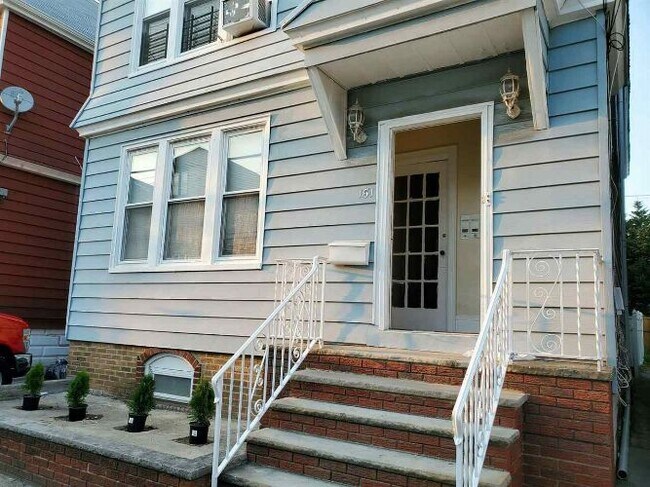 Building Photo - 151 W 33rd St