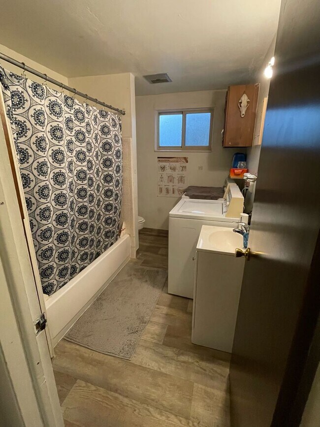Foto del edificio - 2 Bed 1 Bath Orem Apartment by Orem Library