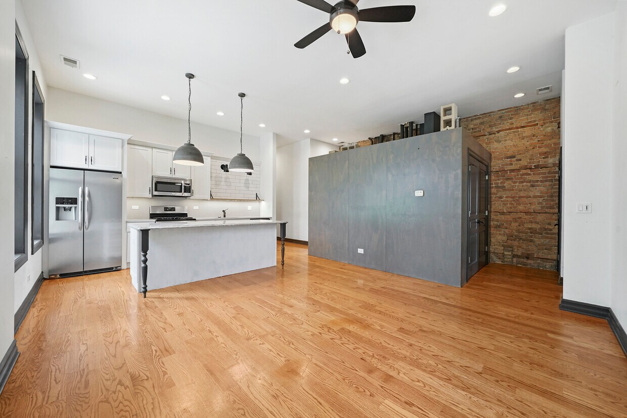 Foto principal - 1726 S Racine Ave