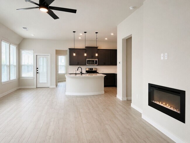 Foto del edificio - Beautiful 3 Bedroom Home + Study in Paramount