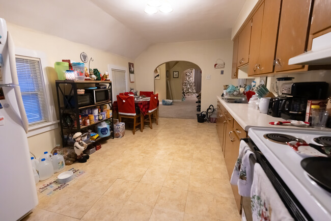 Kitchen - 323 N Bennett St