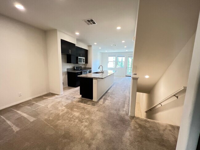 Cocina con isla - 938 E Weaver Ln