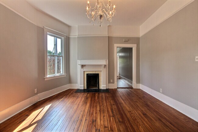 Living - 709 Barnard St