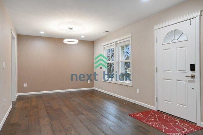 Foto del edificio - 4-Bedroom Home with Quartzite Counters & Modern Upgrades