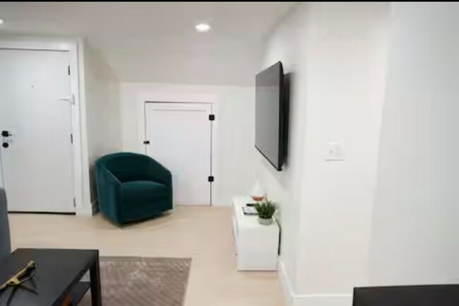 Building Photo - 466 Avon Ave