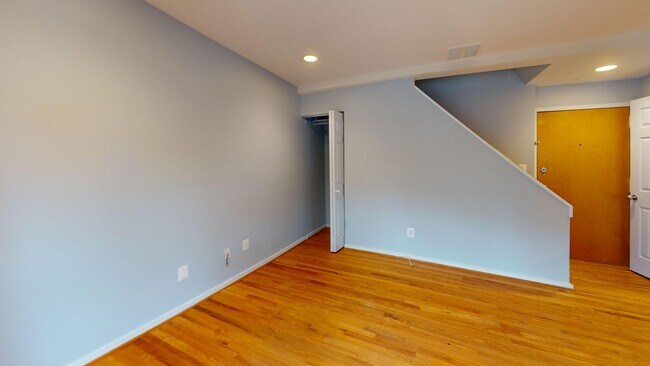 Building Photo - Adams Morgan Duplex W/Parking Included, Ro...