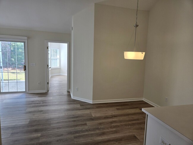 Foto del edificio - Merestone -Single Story Townhome,  Near by Shopping &  Halyburton Park, Lawn & Trash Included