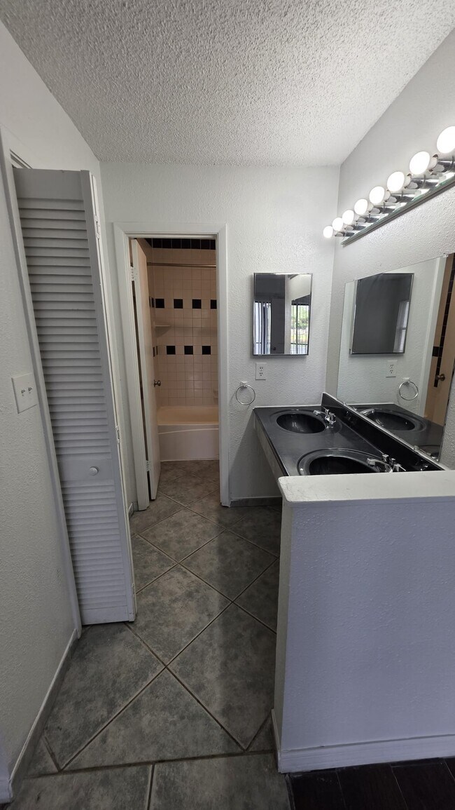 Foto del edificio - 2414 Lemon Tree Ln
