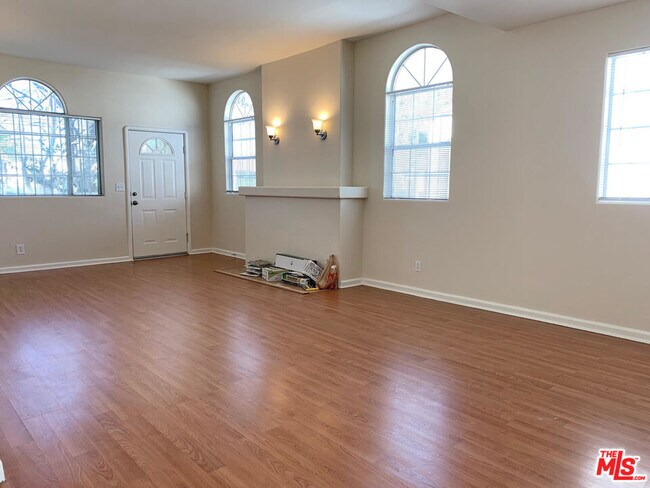 Foto del edificio - 532 N Poinsettia Pl
