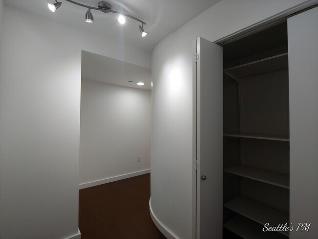 Foto del edificio - Spectacular 2 bedroom 2 bath in Lower Quee...