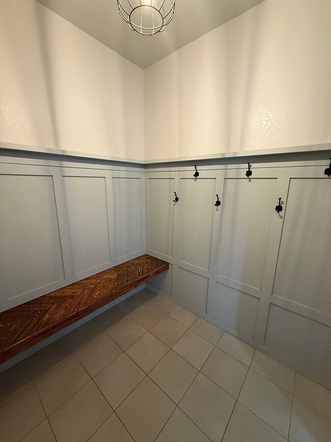 Building Photo - Spacious and Bright 4 Bedroom Home in Wind...