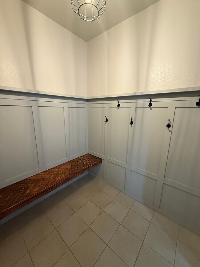 Foto del edificio - Spacious and Bright 4 Bedroom Home in Wind...