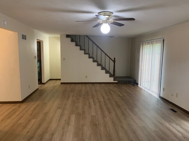 Foto del edificio - 2211 Weathered Rock Rd