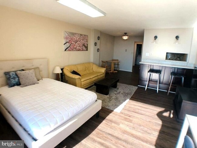 Building Photo - 118 Monroe St