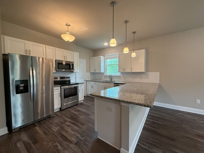Foto del edificio - 3 Bedroom 2.5 Bath Townhouse with Community Pool!