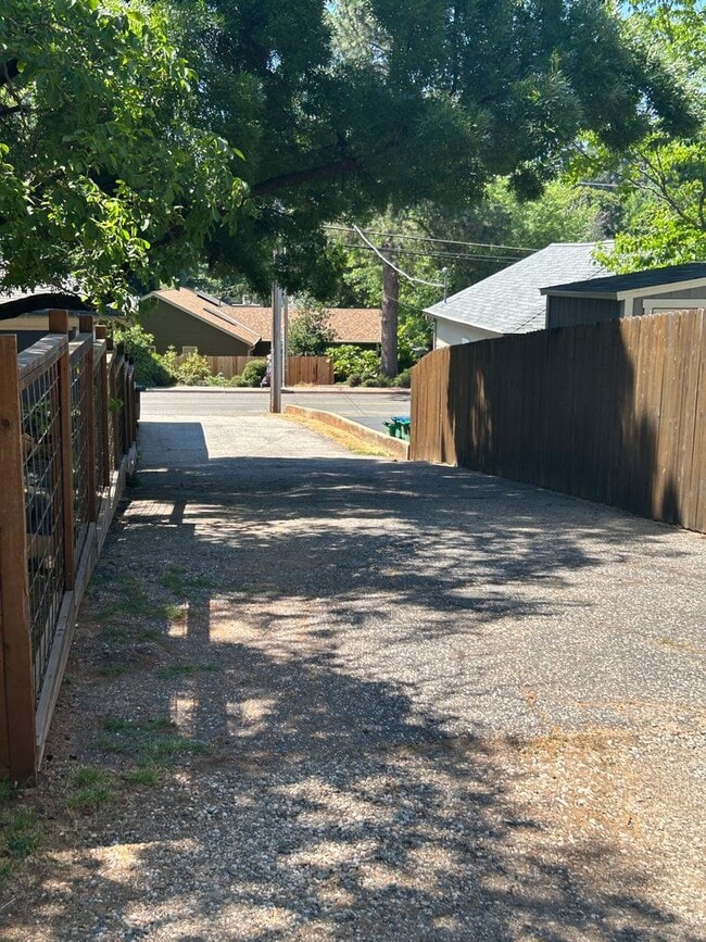 Building Photo - Quaint 1 Bedroom near Condon Park