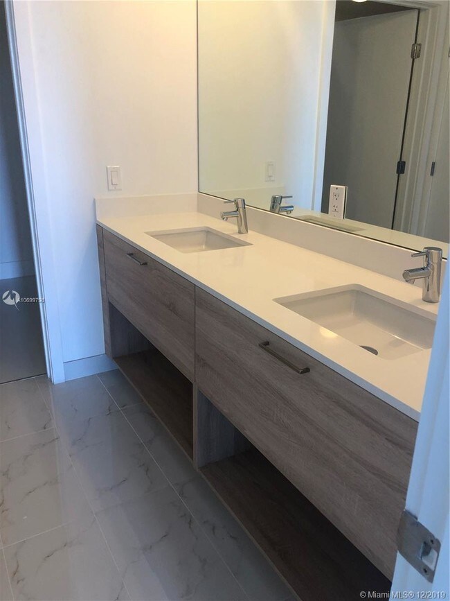 Foto del edificio - 16385 Biscayne Blvd