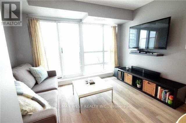 Building Photo - 2015 Sheppard Ave E