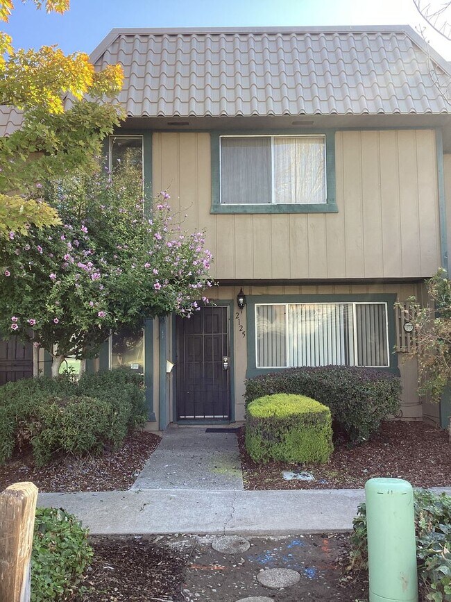 Foto del edificio - Updated 3/1.5 Condo with lots of parking