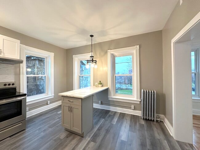 Building Photo - 152 Grand St