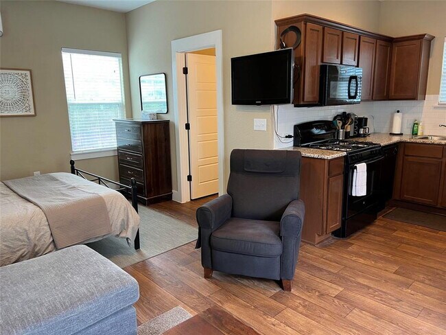 Foto del edificio - Modern Garage Apartment in Crestview Neighborhood!  Fully Furnished