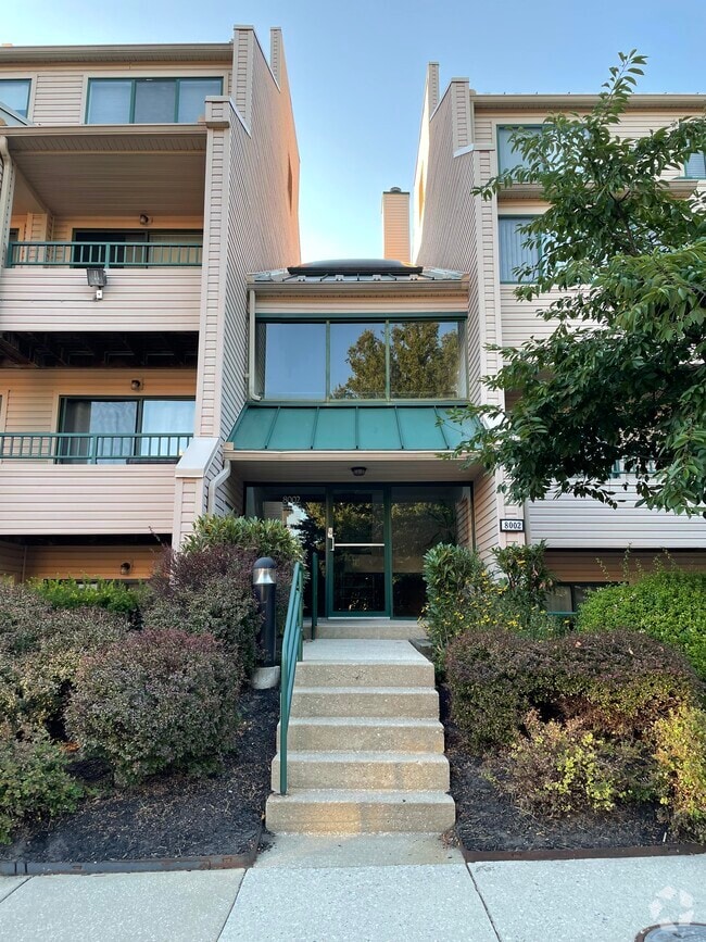Building Photo - 8002 Valley Manor Rd