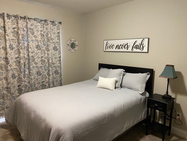 3 bedrooms are private - 2009 Lakeside Dr