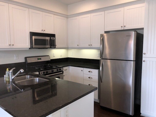 Foto del edificio - 790 Harbor Cliff Way