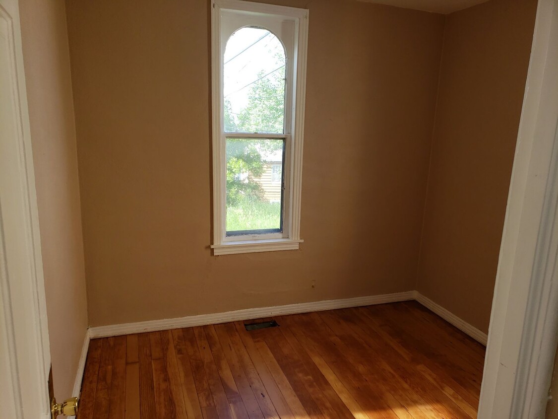 Building Photo - $1250 - 2 Bedroom 1 Bath Home - Newly Remo...