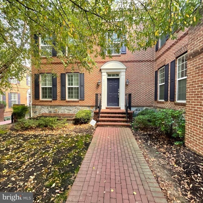 Building Photo - 3911 Chain Bridge Rd