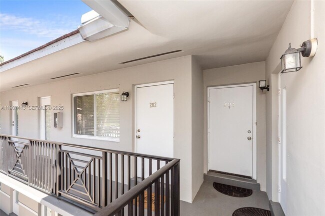 Foto del edificio - 81 Edgewater Dr