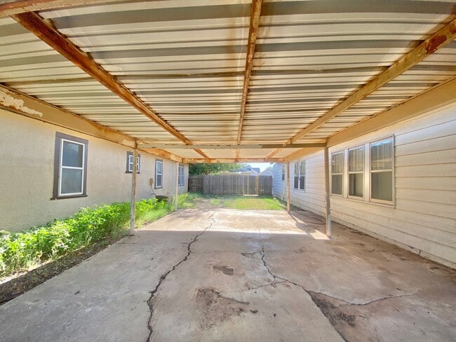 Building Photo - 720 S 11th St