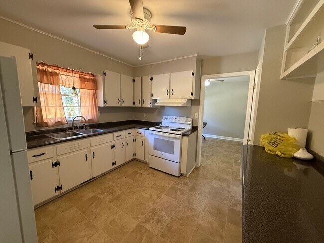 Foto del edificio - 3 bedroom, 2 bath House